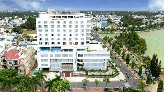 Khách sạn Sài Gòn - Vĩnh Long tọa lạc bên bờ sông Cổ Chiên - một nhánh lớn đổ ra sông Tiền