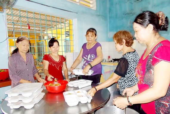 Bếp ăn khuyến học của Hội Cựu giáo chức TP Sa Đéc do các cô giáo về hưu đảm nhiệm