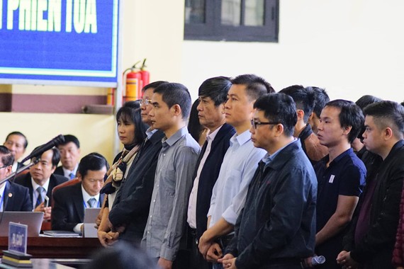 Bị cáo Nguyễn Thanh Hóa (hàng đứng, thứ 4 từ trái qua) nghe tuyên án tại phiên tòa sơ thẩm