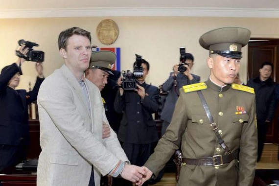  Công dân Mỹ Otto Warmbier bị dẫn giải ra tòa án ở Triều Tiên. Nguồn: KCNA/EPA
