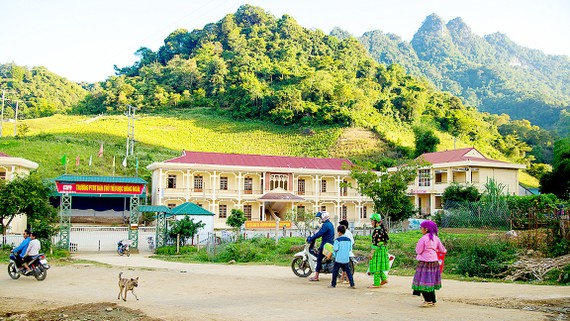 Những ngôi trường khang trang bên chân núi