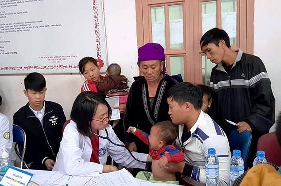 Nhiều đồng bào người dân tộc được các bác sĩ trẻ khám bệnh, tư vấn về chăm sóc sức khỏe