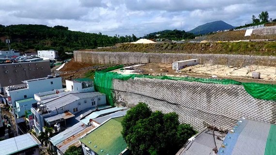 Tường Dự án Đồi Xanh Nha Trang chưa được cấp phép nhưng đã làm gần xong