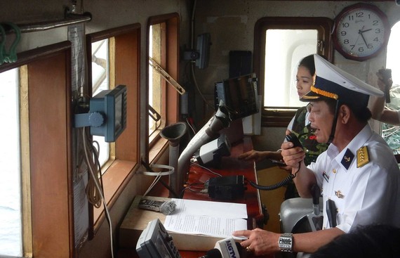 Đại tá Huỳnh Vĩnh Tuyến thay mặt Đảng ủy, Bộ Tư lệnh Vùng 2  Hải quân đọc lời chúc tết qua loa gửi đến các chiến sĩ trên nhà giàn