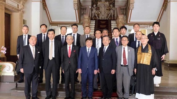 Chủ tịch UBND TP Nguyễn Thành Phong tiếp ông Isao Iijima (ngoài cùng bên trái hàng đầu tiên) và đoàn công tác. Ảnh: THANHUYTPHCM.VN
