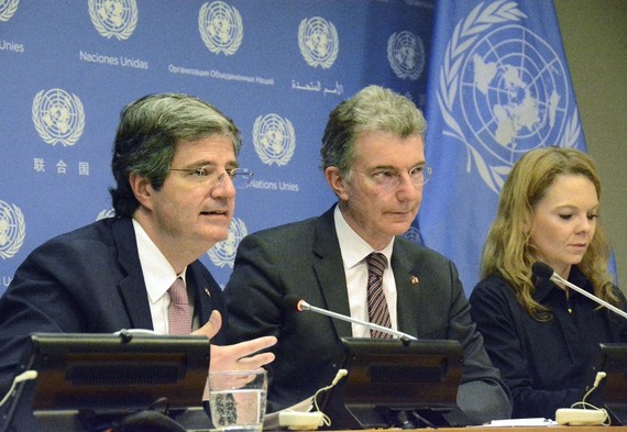 Từ trái sang: Đại sứ Pháp tại LHQ Francois Delattre và Đại sứ Đức tại LHQ Christoph Heusgen tại buổi họp báo ở trụ sở LHQ ngày 1-3. Nguồn: KYODO 