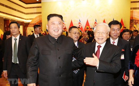 Tổng Bí thư, Chủ tịch nước Nguyễn Phú Trọng tiễn Chủ tịch Triều Tiên Kim Jong-un sau buổi tiệc chiêu đãi tối 1-3. Ảnh: TTXVN