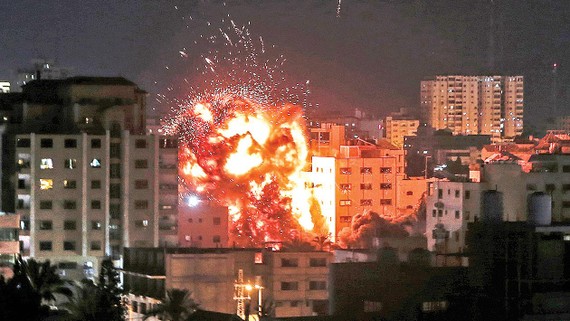 Một tòa nhà bị cháy trong vụ không kích của Israel vào Dải Gaza ngày 4-5