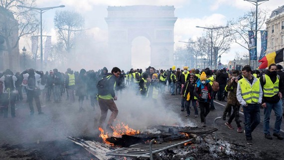 Người biểu tình phe Áo vàng đốt các rào chắn trên đại lộ Champs-Elysees tại thủ đô Paris, Pháp, ngày 16-3-2019. (Ảnh: THX/TTXVN)
