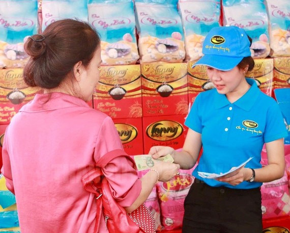 Người lao động tham gia mua gạo giảm giá tại ngày hội. Ảnh: HCMCPV.ORG.VN