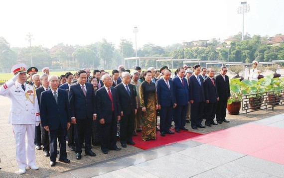 Đoàn đại biểu lãnh đạo, nguyên lãnh đạo Đảng, Nhà nước  đặt vòng hoa và vào Lăng viếng Chủ tịch Hồ Chí Minh. Ảnh: TTXVN