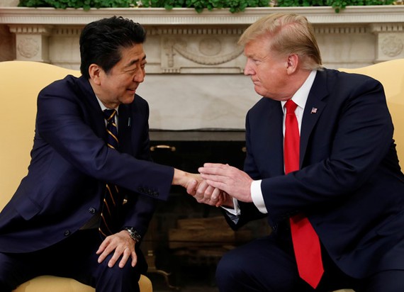 Tổng thống Donald Trump và Thủ tướng Shinzo Abe gặp nhau tại Nhà Trắng hôm 26-4. Ảnh: REUTERS