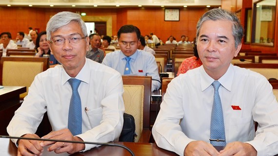Ông Võ Văn Hoan (trái) và ông Ngô Minh Châu vừa được phân công nhiệm vụ cụ thể. Ảnh: VIỆT DŨNG