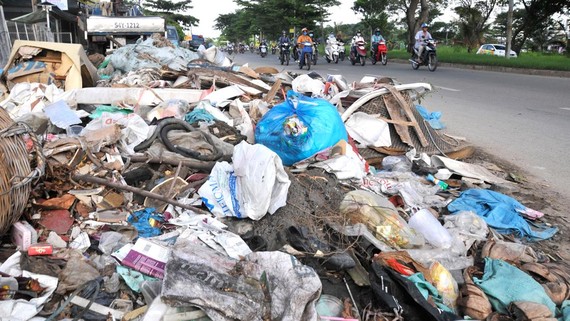 Một bãi rác tự phát trên đường Nguyễn Văn Linh  (huyện Bình Chánh). Ảnh: CAO THĂNG