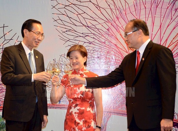Phó Chủ tịch Thường trực UBND TP Lê Thanh Liêm chúc mừng Quốc khánh Singaopre