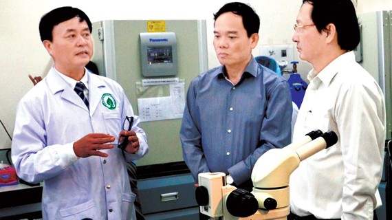 Phó Bí thư Thường trực Thành ủy TPHCM Trần Lưu Quang thăm các phòng thí nghiệm tại Trường ĐH Quốc tế (ĐH Quốc gia TPHCM). Ảnh: THANH HÙNG