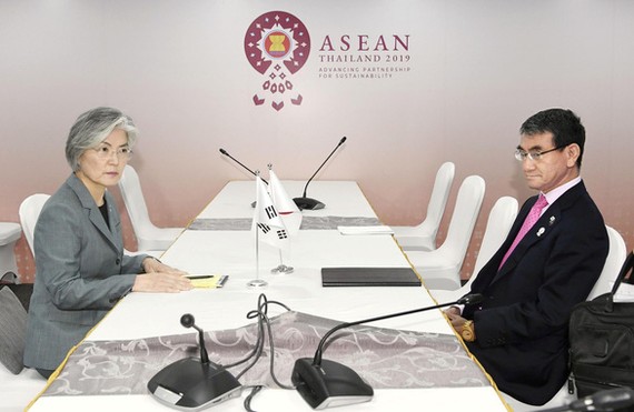 Ngoại trưởng Hàn Quốc Kang Kyung Wha (trái) và Ngoại trưởng Nhật Kono Taro gần như không nhìn mặt nhau trong cuộc họp song phương ngày 1-8. Ảnh: REUTERS