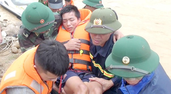 Các lực lượng đang nỗ lực tìm kiếm, cứu nạn người dân  tại bản Sa Ná (xã Na Mèo, Quan Sơn, Thanh Hóa)