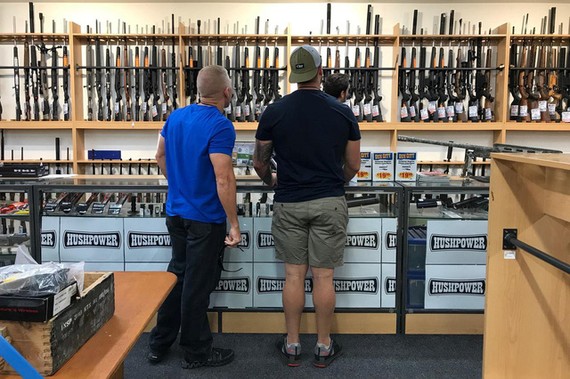 Khách hàng tìm mua súng và phụ kiện trong một cửa hàng ở TP. Christchurch, New Zealand. Nguồn: REUTERS
