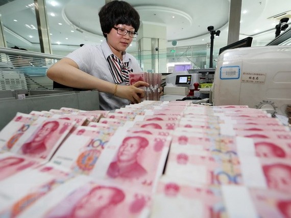 Kiểm tiền NDT tại ngân hàng ở Lianyungang, tỉnh Giang Tô, miền Đông Trung Quốc ngày 11-8. Nguồn: TTXVN