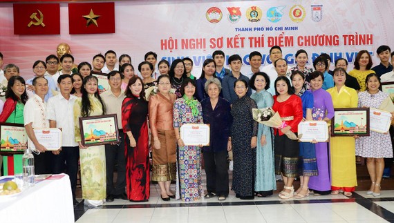 Lãnh đạo TPHCM cùng các gia đình Việt  và sinh viên Lào tại buổi gặp mặt 