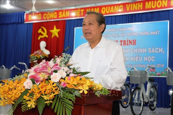 Phó Thủ tướng Thường trực Trương Hòa Bình phát biểu tại buổi trao quà cho học sinh nghèo và gia đình chính sách tại xã biên giới Tân Lập, huyện Tân Biên. Ảnh: TTXVN