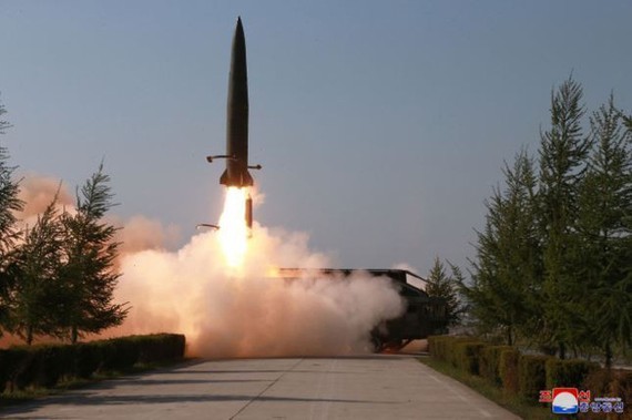 Hình ảnh một vụ phóng tên lửa trên sóng truyền hình của Triều Tiên ngày 26-7-2019. Ảnh: YONHAP