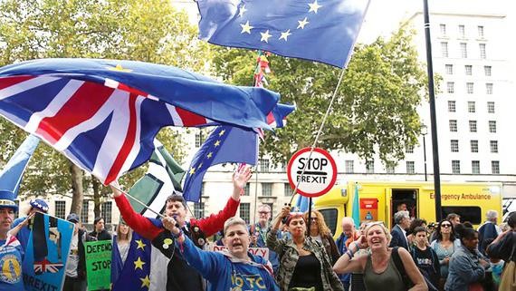 Người dân Anh tuần hành trước trụ sở Hạ viện ủng hộ Anh ở lại EU