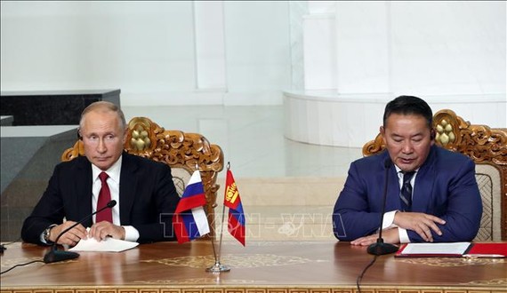 Tổng thống Mông Cổ Khaltmaagiin Battulga (phải) và Tổng thống Nga Vladimir Putin trong cuộc gặp tại Ulan Bator, Mông Cổ, ngày 3-9-2019. Ảnh: TTXVN