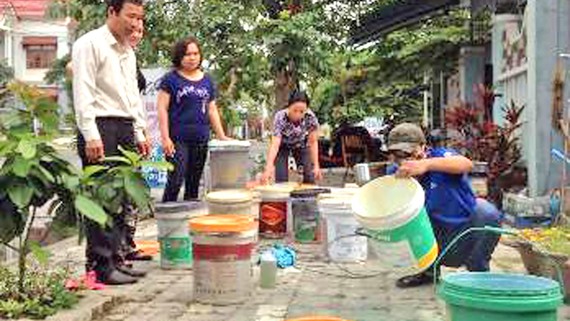 Người dân khu tái định cư E và F, phường Hòa Xuân phối hợp  chính quyền địa phương dọn vệ sinh khu phố