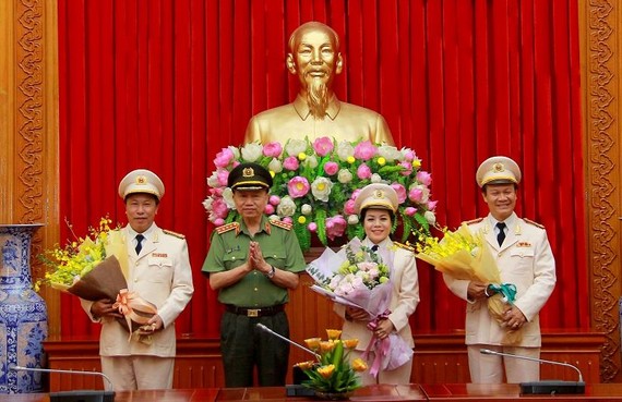 Bộ trưởng Tô Lâm tặng hoa chúc mừng các Nghệ sĩ nhân dân vừa được Nhà nước phong tặng danh hiệu.  