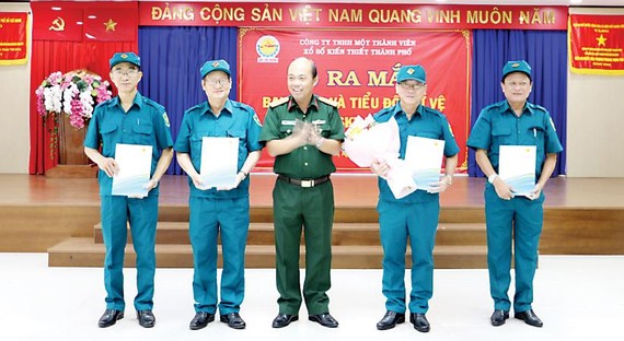 Đồng chí Thượng tá Tăng Văn Hùng, Phó tham mưu trưởng, Bộ Tư lệnh TPHCM trao quyết định bổ nhiệm cho các đồng chí trong Ban chỉ huy quân sự công ty