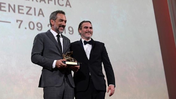 Đạo diễn Todd Phillips và diễn viên Joaquin Phoenix nhận giải Sư tử vàng cho phim xuất sắc nhất  (Nguồn: labiennale.org)