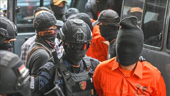  Cảnh sát Indonesia bắt giữ các nghi can khủng bố có liên hệ với tổ chức Nhà nước Hồi giáo (IS) tự xưng, tại Jakarta ngày 17-5-2019. Ảnh: TTXVN