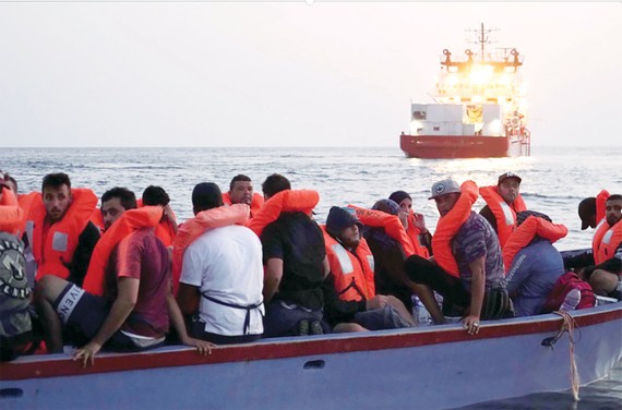 Các di dân trên tàu ở Địa Trung Hải chờ được nhập cư vào châu Âu