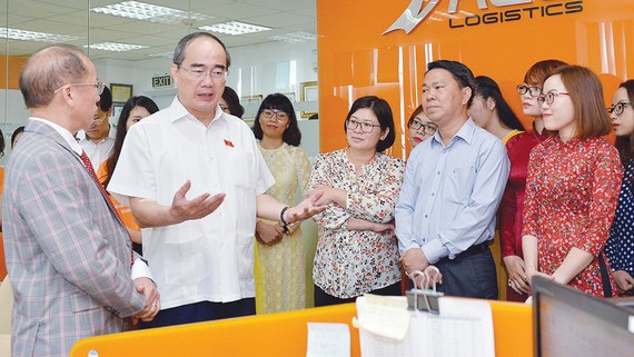 Bí thư Thành ủy TPHCM Nguyễn Thiện Nhân thăm Công ty Daco Logistics. Ảnh: VIỆT DŨNG