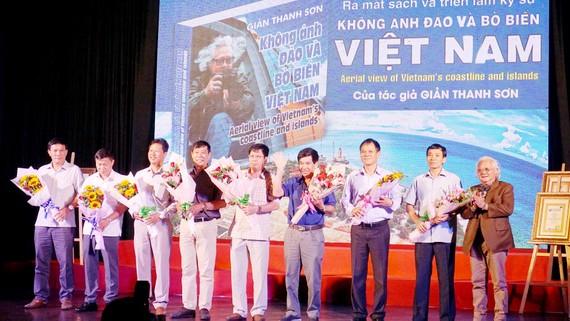 Nhiếp ảnh gia Giản Thanh Sơn (bìa phải) tri ân những phi công  của Trung đoàn Không quân trực thăng 917