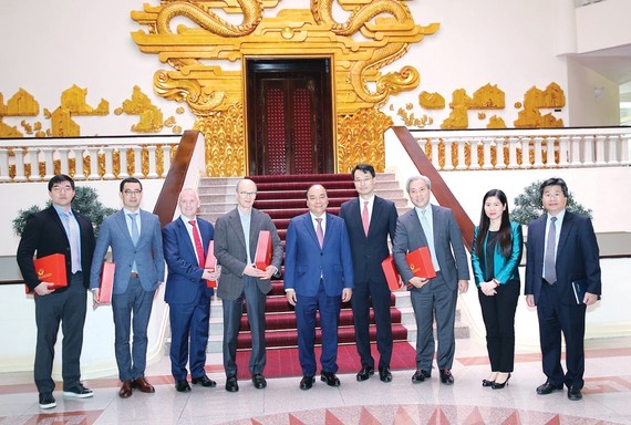 Thủ tướng Nguyễn Xuân Phúc và các doanh nghiệp đầu tư vào Việt Nam. Ảnh: TTXVN