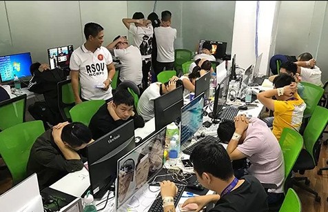 Các lao động nước ngoài trái phép bị bắt khi giới chức Philippines bố ráp vào một công ty ở vùng đô thị Manila tối 9-10. Ảnh: CNN