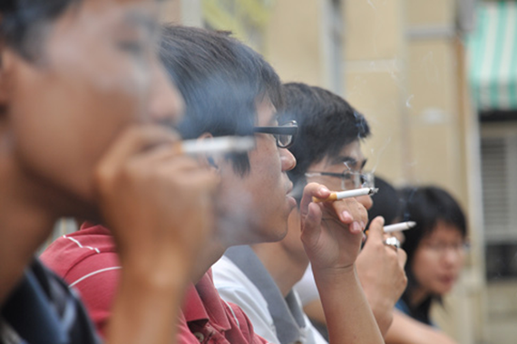 Không dung túng hành vi hút thuốc nơi công cộng