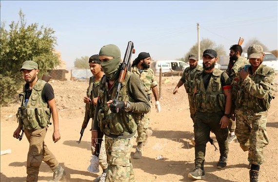 Các lực lượng ủng hộ Thổ Nhĩ Kỳ ở ngoại ô thị trấn biên giới Ras al-Ain, Syria ngày 16-10-2019. Nguồn: TTXVN