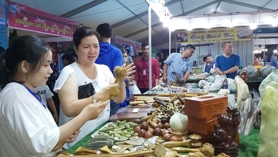 Hội chợ tại các địa phương thu hút  đông đảo người tiêu dùng tham quan, mua sắm