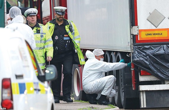 Cảnh sát Anh và chuyên gia  pháp y tại hiện trường vụ 39 thi thể trong container