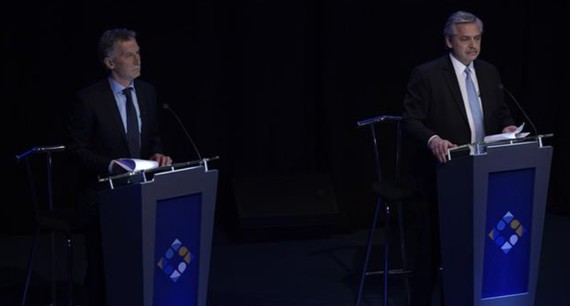  Đương kim Tổng thống Mauricio Macri (trái) và thành viên đối lập Alberto Fernandez trong cuộc tranh luận trực tiếp trước bầu cử tổng thống ngày 20-10-2019. Nguồn: TTXVN