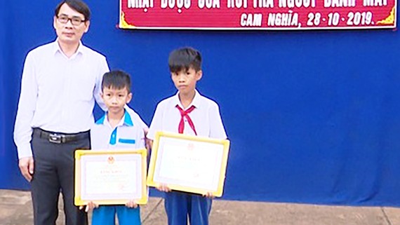Em Lê Phước Thịnh, học sinh lớp 7B và em Mai Tuấn Kiệt đã có hành động đẹp trả lại tiền cho người đánh rơi