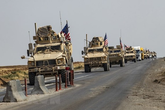 Đoàn xe quân sự Mỹ từ miền Bắc Iraq di chuyển qua thành phố Qamishli, miền Đông Bắc Syria ngày 26-10-2019. Nguồn: TTXVN