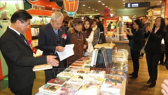 Các đại biểu tham quan gian triển lãm sách Việt Nam tại Seoul, Hàn Quốc. Ảnh: TTXVN