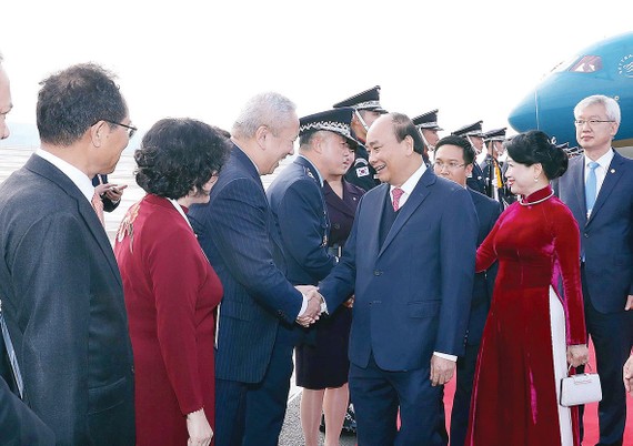  Lễ đón Thủ tướng Chính phủ Nguyễn Xuân Phúc  và Phu nhân tại sân bay quân sự Gimhae, TP Busan