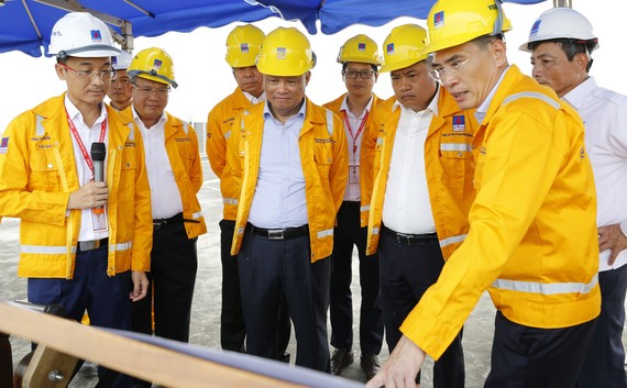 Lãnh đạo PV GAS giới thiệu dự án xây dựng kho cảng LNG Thị Vải 
