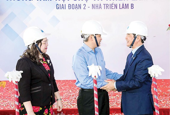 Ông Lê Viết Hải (bìa phải) -  Chủ tịch HĐQT, TGĐ Tập đoàn  Hòa Bình tham dự lễ Động thổ